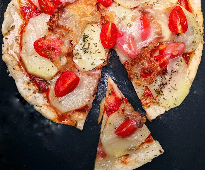 Lardo & tomato pizza